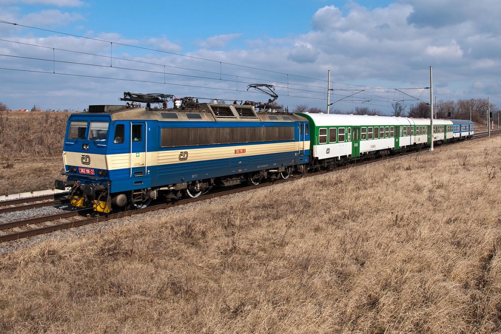CD 362 118 ist mit Os 4216 mach Breclav unterwegs. Hrusky, am 09.03.2012.