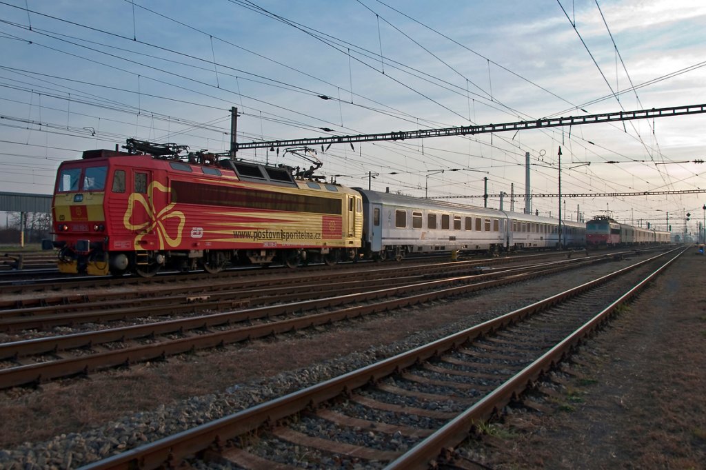 CD 362 119 ist mit EC 102  Polonia  nach Warschau unterwegs, whrend rechts dahinter der Zug 4626 Breclav Richtung Tisnov verlt. Die Aufnahme entstand am 14.11.2011.