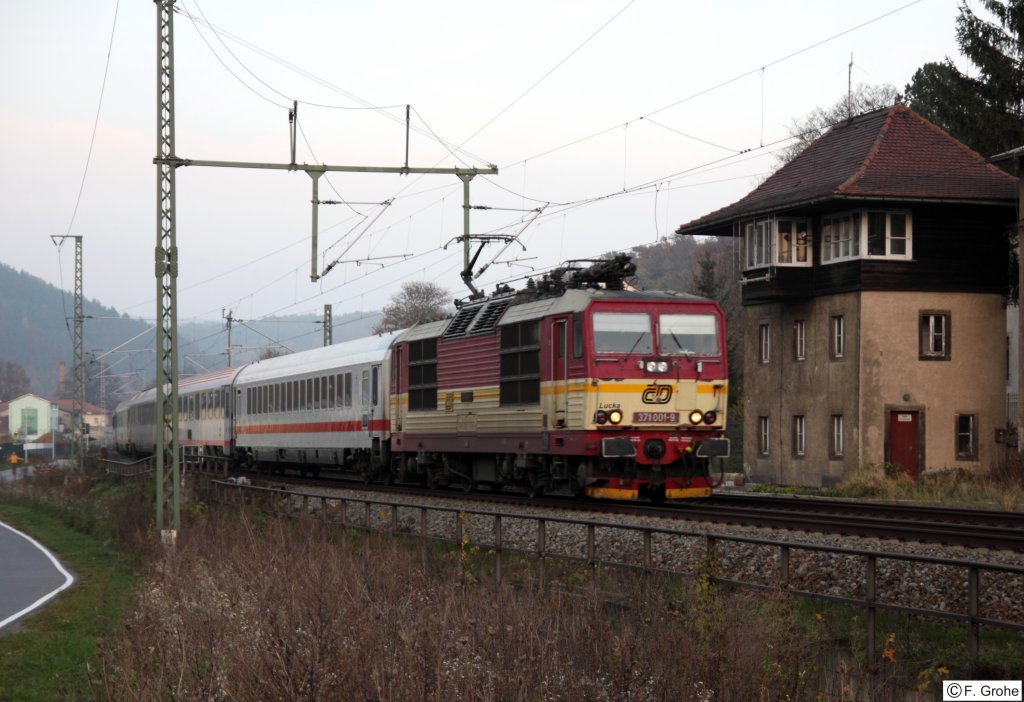 CD 371 001-9, Lok  Lucka  vor EC 172 Villach Hbf. - Hamburg-Altona, KBS 241 Dresden – Děčn, Elbtalbahn, fotografiert vor dem unbesetzten Stellwerk Einfahrt Knigstein am Abend des 31.10.2011