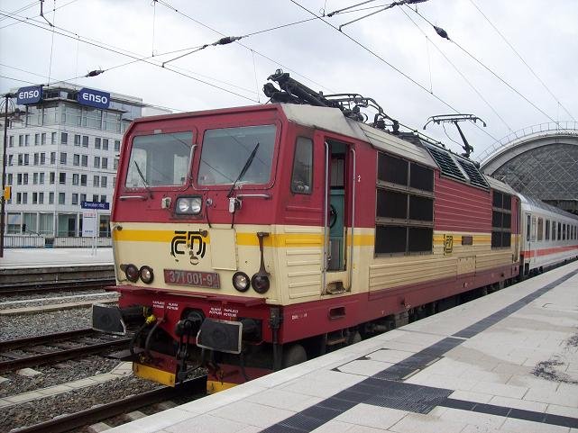 CD 371 001 mit EC 173 in Dresden Hbf (Feb. 2009)