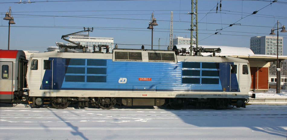 CD 371 002 verlsst mit einem EC in Richtung Prag den Dresdner Hbf; 04.12.2010