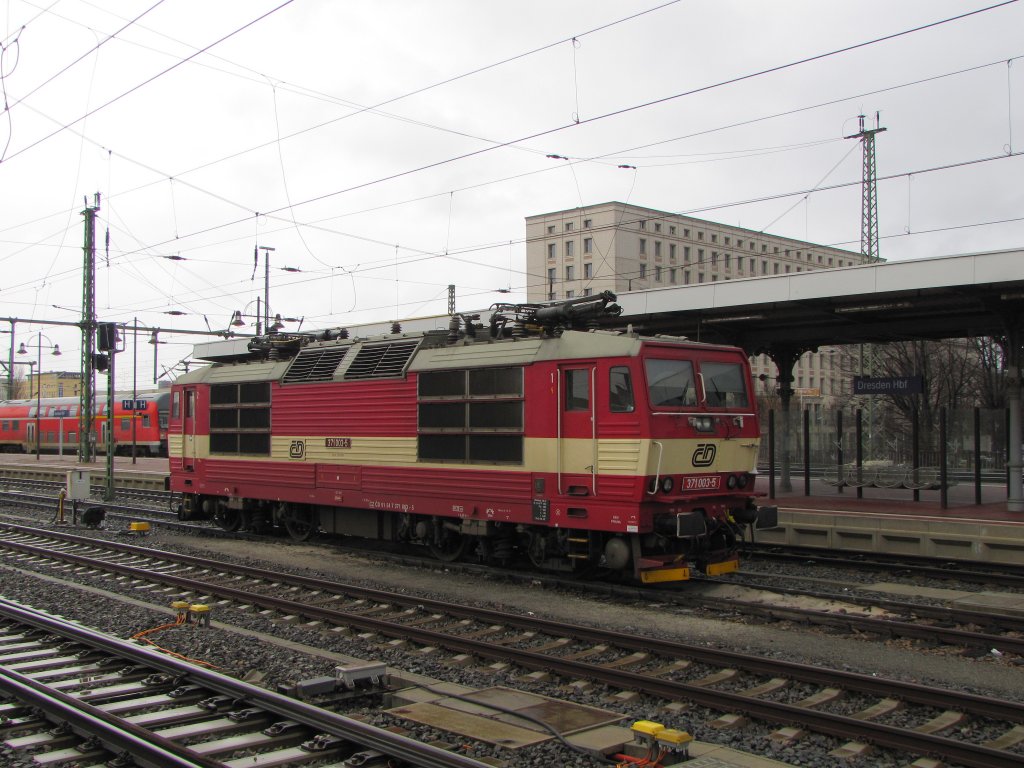 CD 371 003-5 (CZ ČD 91 54 7371 003-5) am 05.01.2013 abgestellt in Dresden Hbf.