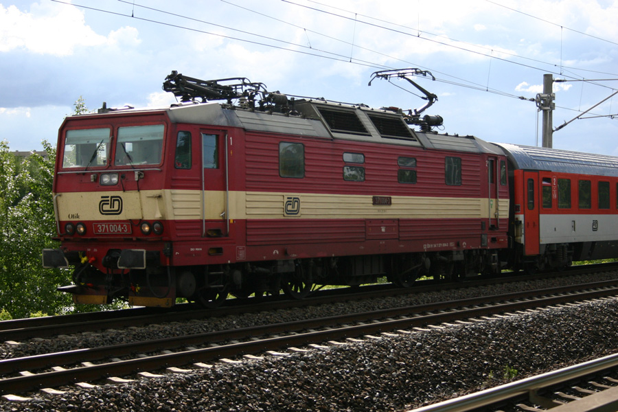 CD 371 004-3 mit EuroCity in Dresden-Reick, 30.05.2010