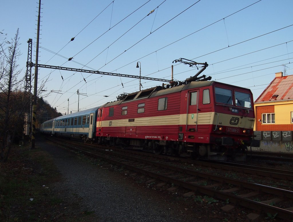 CD 371 004 Schnellzug durchfhrt den Bahnhof Kralupy nad Vltavou am 13.11.2012.