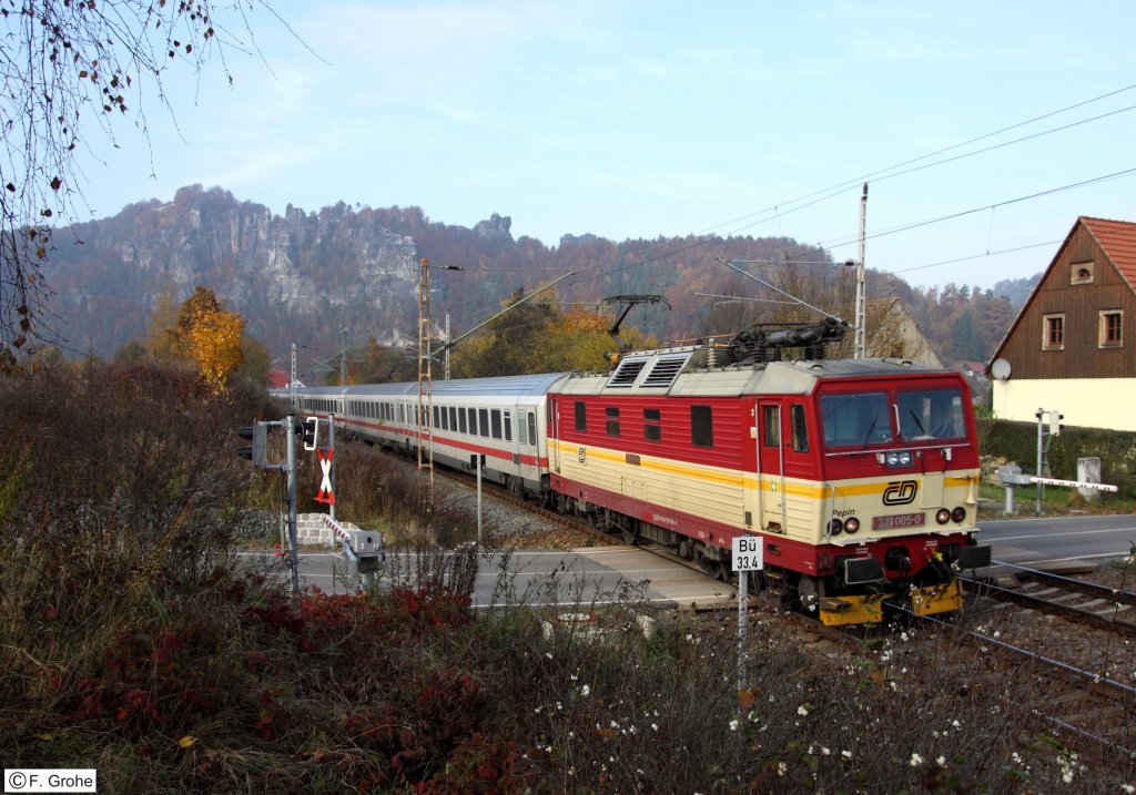CD 371 005-0 Lok  Pepin  vor EC 175 Hamburg-Altona - Budapest, KBS 241 Dresden – Děčn, Elbtalbahn, fotografiert im Kurort Rathen am 31.10.2011 --> im Hintergrund der Basteifelsen
