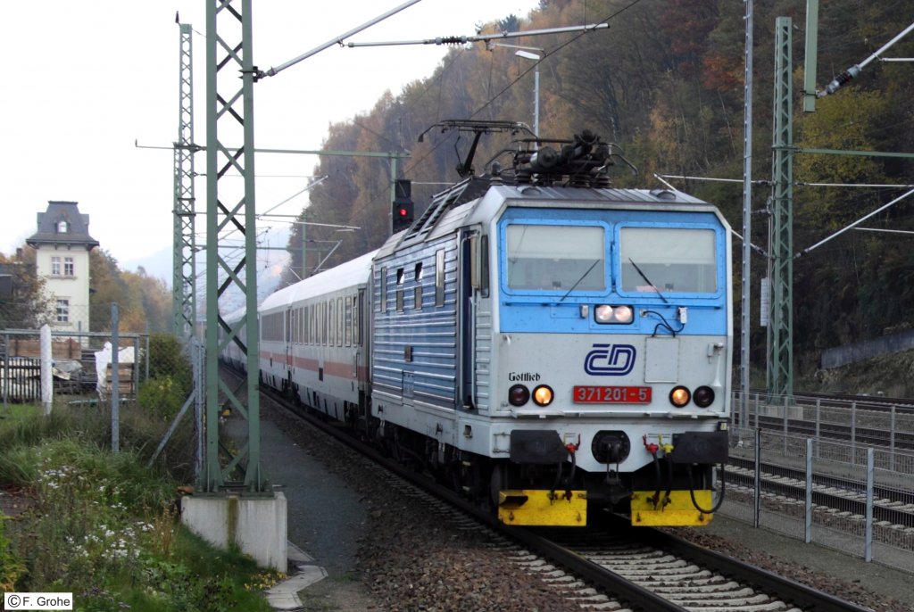 CD 371 201-5, Lok  Gottlieb  vor EC 174 Budapest - Hamburg-Altona, KBS 241 Dresden – Děčn, Elbtalbahn, fotografiert bei der Einfahrt in den Bhf. Bad Schandau am 31.10.2011