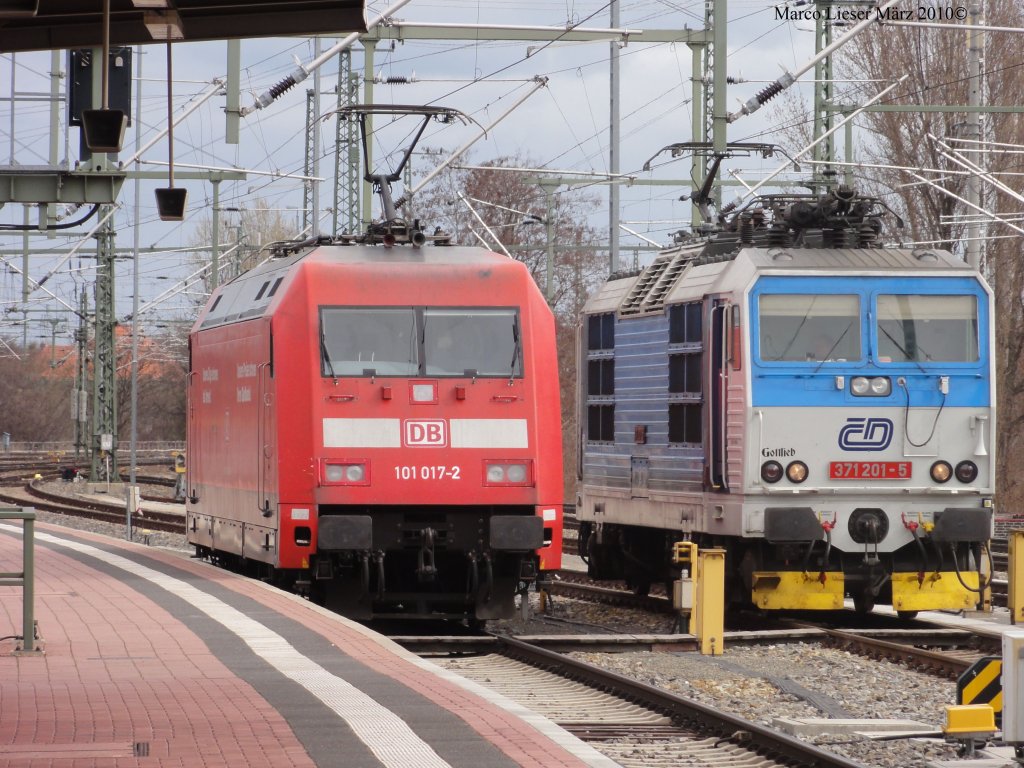 CD 371 201 bernimmt den IC in Richtung Tschechien von DB 101 017 im Dresdener Hbf (Mrz 2010)