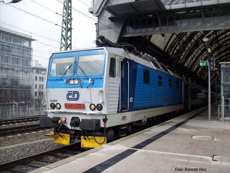 CD 371 201 mit EC 171 in Dresden Hbf (16.3.2010)