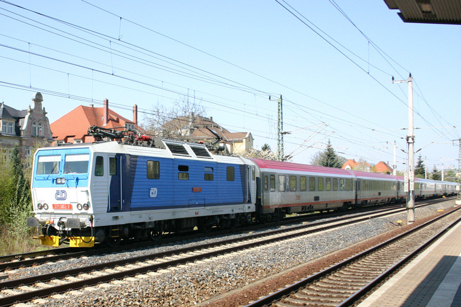CD 372 002-7 mit EuroCity in Richtung Prag durchfhrt Dresden-Niedersedlitz, 23.04.2010