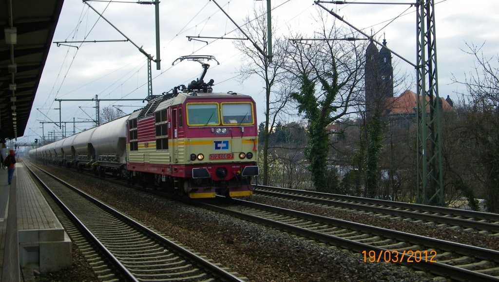 CD 372 006-7 mit einem Gterzug am 19.3.12 bei der Durchfahrt im HP Dresden-Strehlen