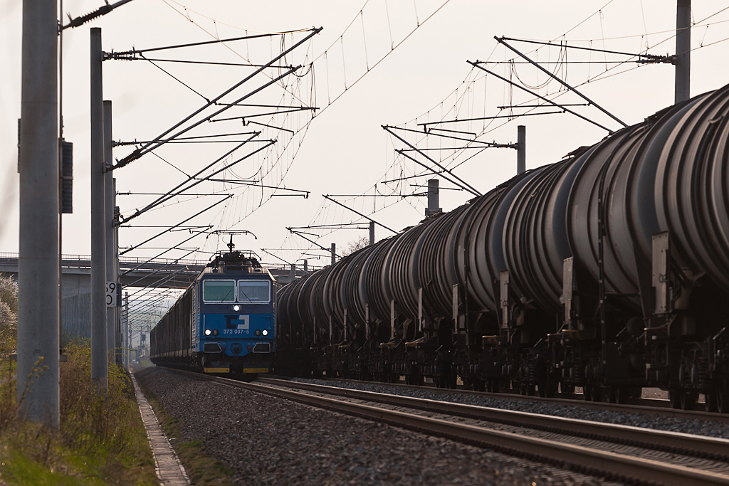 CD 372 007 begegnet einen Kesselwagenzug am 17.04.2012 bei Bornitz.