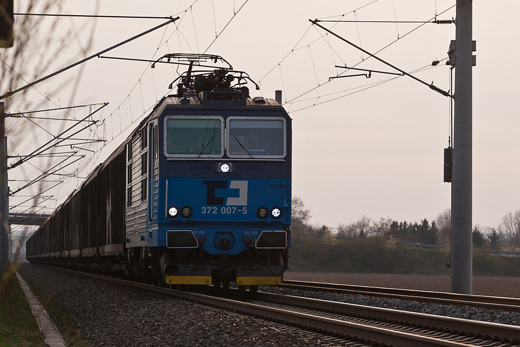 CD 372 007 mit einem Gterzug unterwegs in Richtung Riesa. (am 17.04.2012 bei Bornitz)