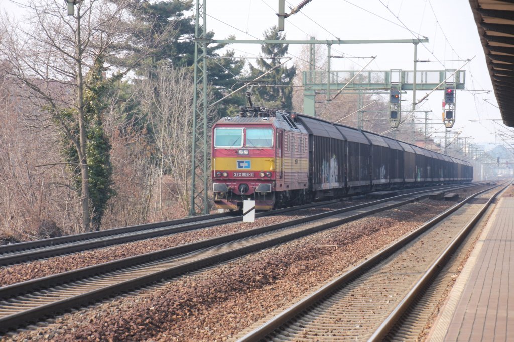 CD 372 008 fhrt am 07.03.2012 mit einen Gterzug am Haken durch Dresden-Strehlen.