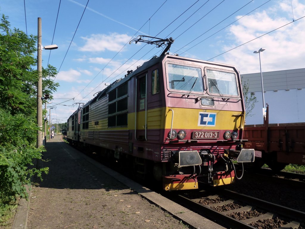 CD 372 013 und 180 020 bei ihrem Signalhalt in Dresden Cotta. 
17.06.11