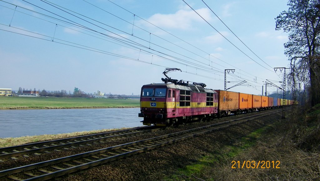 CD 372 013-3 am 21.3.12 mit einem Containerzug kurz vor dem HP Dresden-Kemnitz