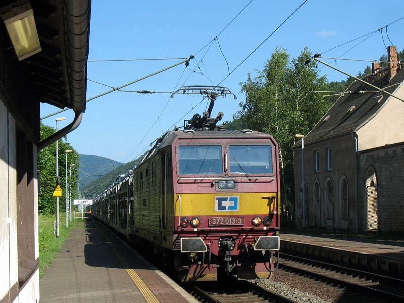 CD 372 013 bringt einen Zug mit PKWs von Tschechien nach Deutschland; Krippen, 17.06.2010

