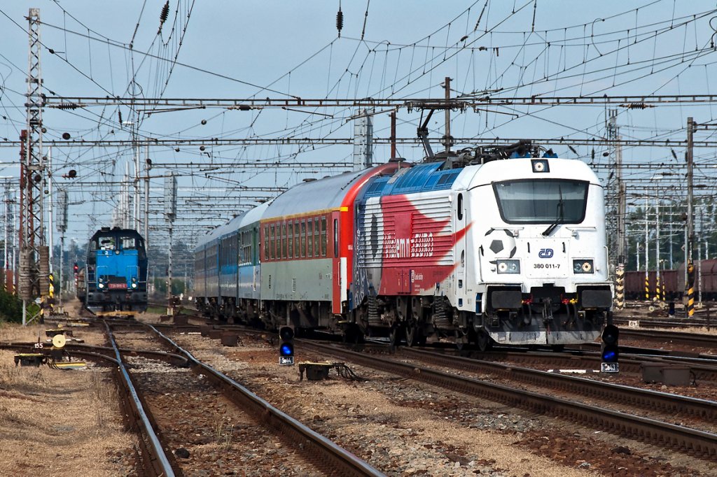 CD 380 011  Vlakem na EURO  erreicht mit EX 571 aus Prag den Bahnhof in Breclav. Die Aufnahme enstand am 16.08.2012.