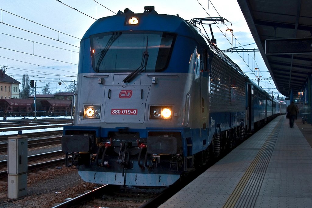 CD 380 019 vor dem Ex 531  Helfstyn  nach Bohumin zur blauen Stunde in Breclav. Die Aufnahme entstand am 21.02.2013.