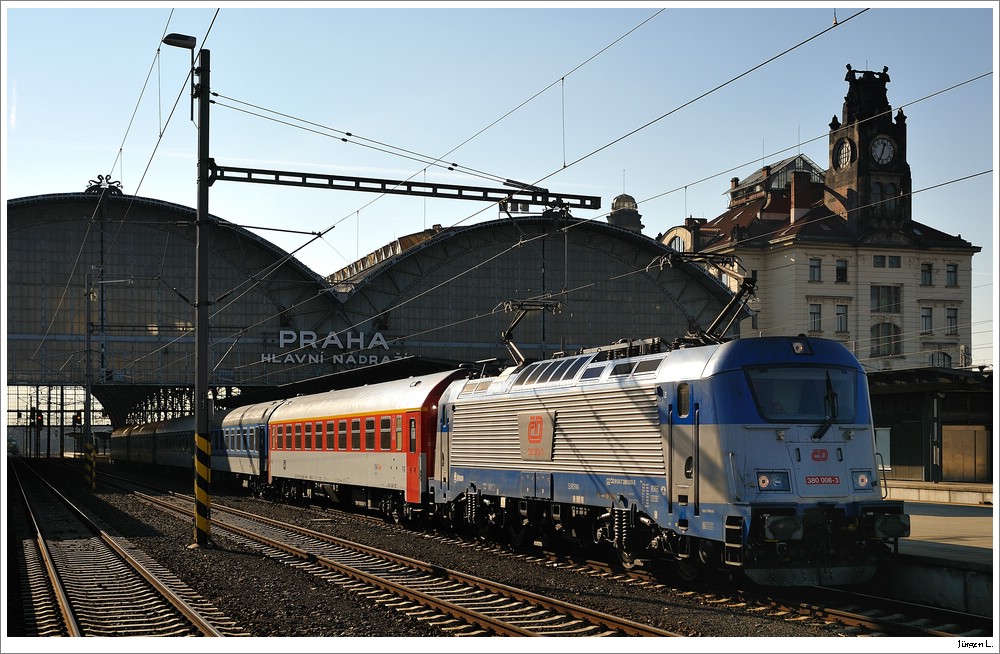 CD 380.008 steht mit dem IC571 am Prager Hauptbahnhof zur Abfahrt nach Breclav bereit; 7.2.2010.