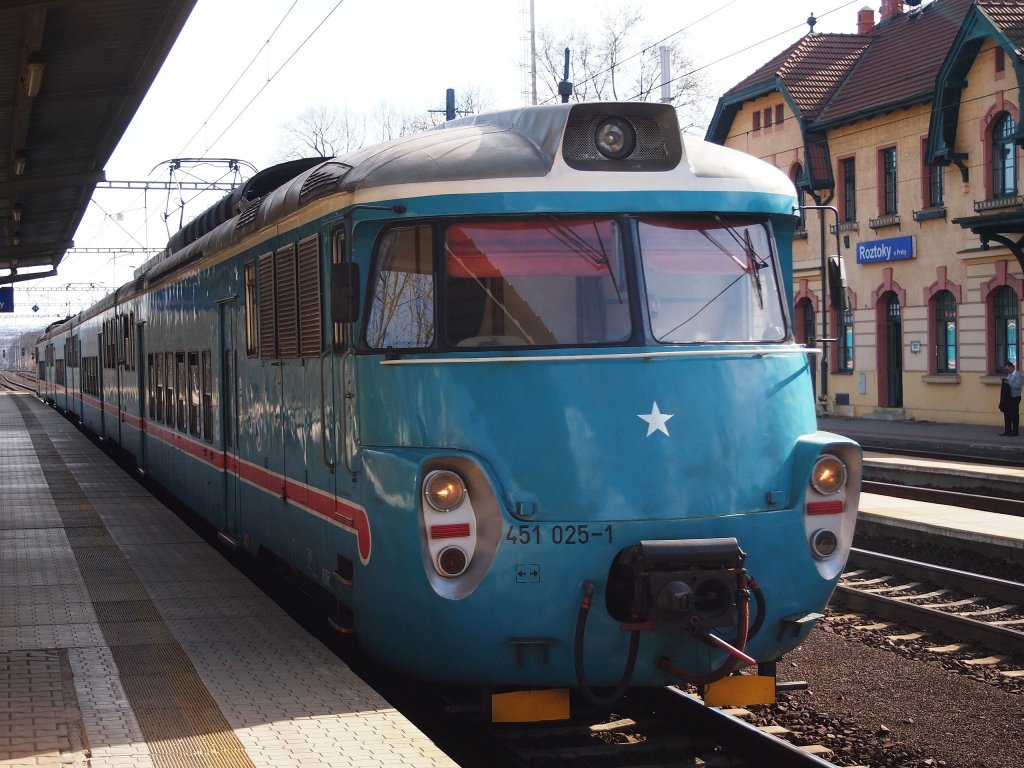 CD 451 025-1 im Bahnhof Roztoky nad Vltavou am 5.4. 2013.(Baujahre 1966)