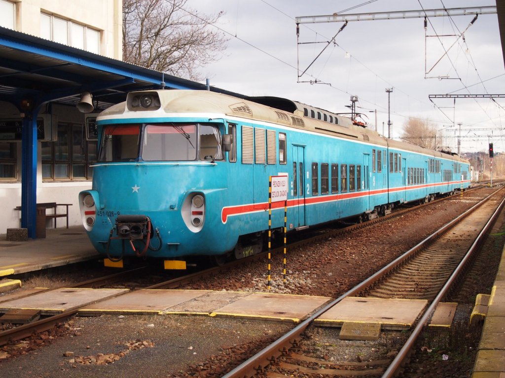 CD 451 026-9 (Baujahre 1966) im Hbf. Kralupy nad Vltavou am 3.2. 2013.