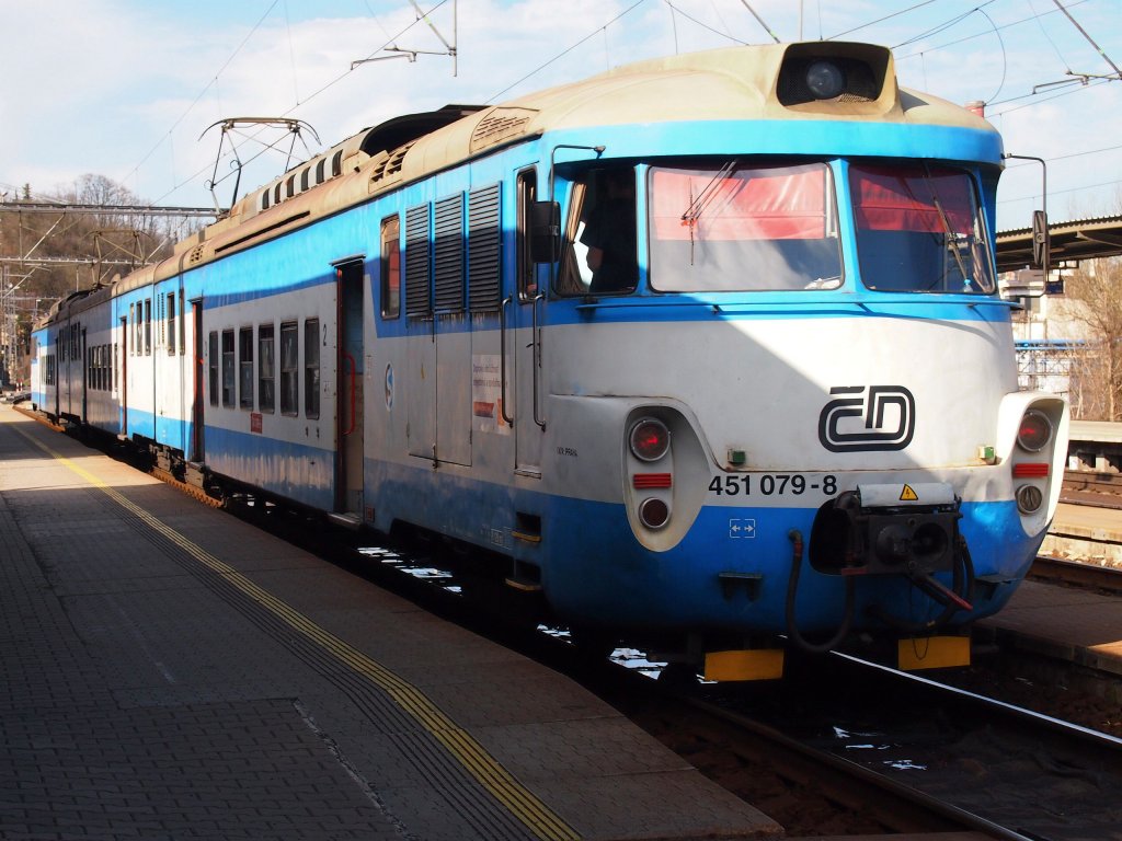 CD 451 079-8 im Bahnhof Roztoky nad Vltavou am 5.4. 2013.