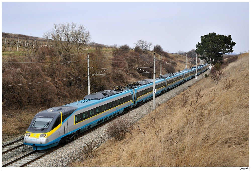 CD 681.001 als EC73 (SuperCity Semanta) auf der Fahrt Richtung Wr. Neustadt; Guntramsdorf-Sdbahn; 6.3.2010.