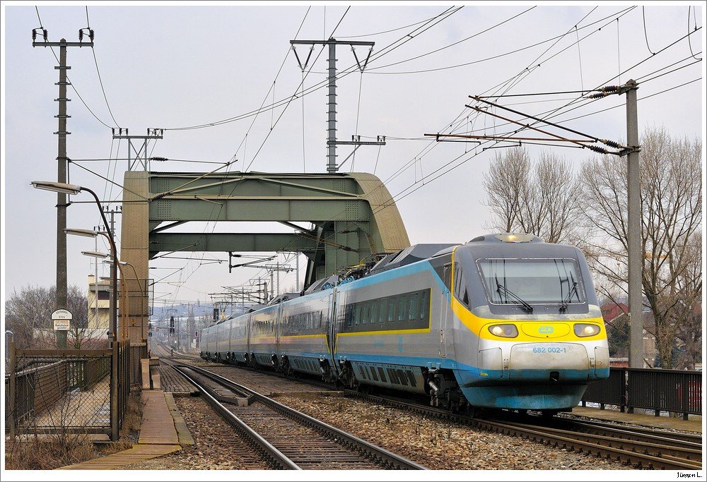 CD 682.002 (Pendolino) mit dem EC 72 in Wien auf der Donaukanalbrcke bei Wien/Erdbergerlnde; 20.2.2010.