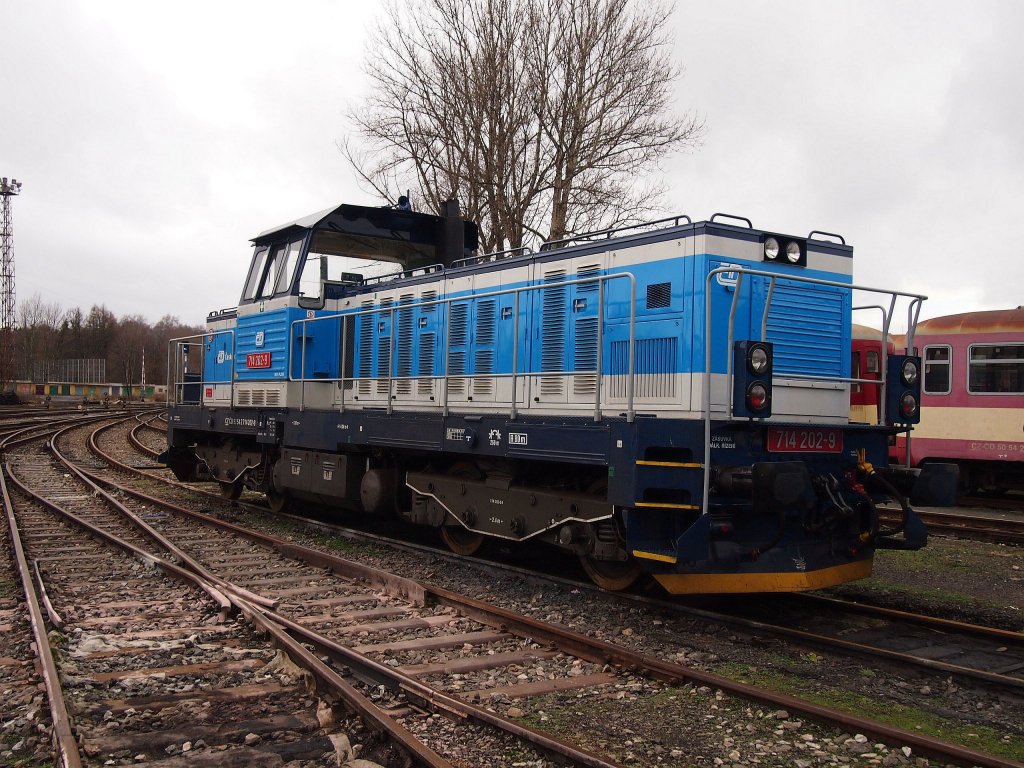 CD 714 202-9 auf dem Hauptbahnhof Kladno am 26. 12. 2012.