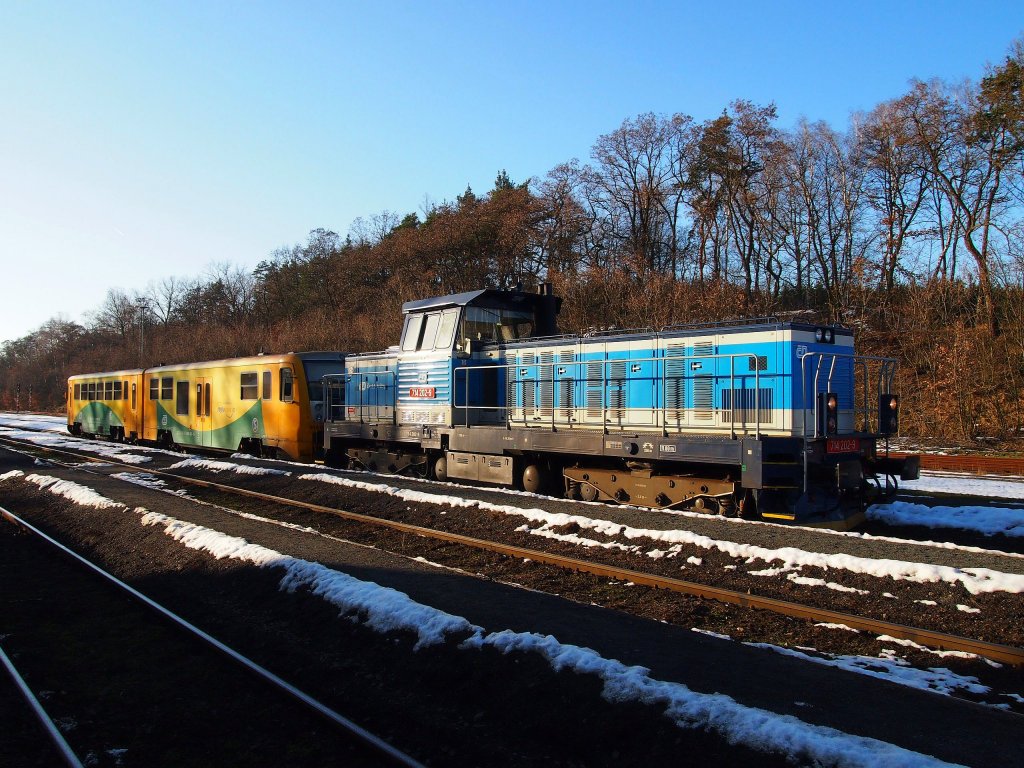 CD 714 202-9 mit der Triebzug 814 auf dem Bahnhof Luzna u Rakovnika am 2. 3. 2013.