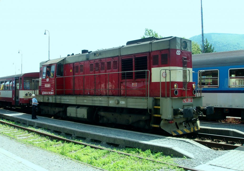 CD 742 280-1 mit Personenzug auf dem Bahnhof Frenstat am 30. 6. 2012