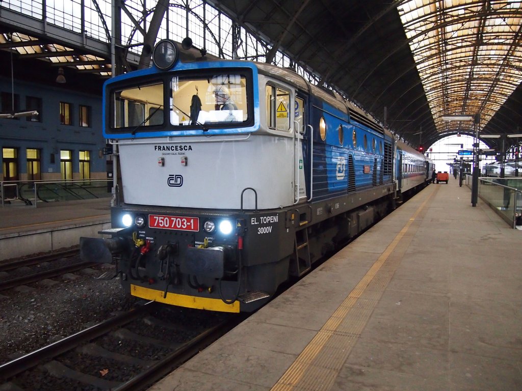 CD 750 703-1 mit Personenzug auf dem Hauptbahnhof Prag am 27. 11. 2011