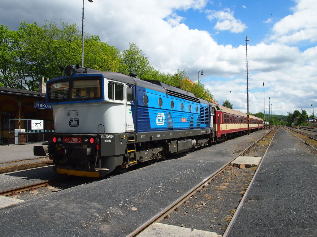CD 750 708-0 mit einem Schnellzug (R1292) aus Rakovnik nach Prag auf dem Bahnhof Rakovnik am 21. 5. 2013.