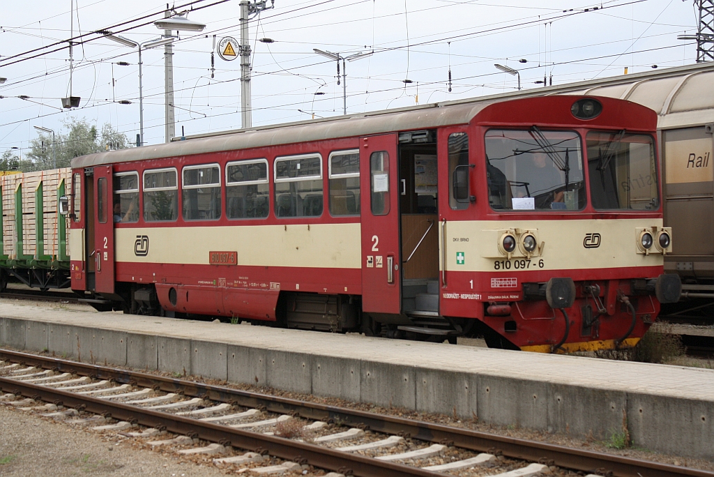 CD 810 097-6 wendet am 31.Juli 2010 im Bf. Retz von R2221 auf R2210.