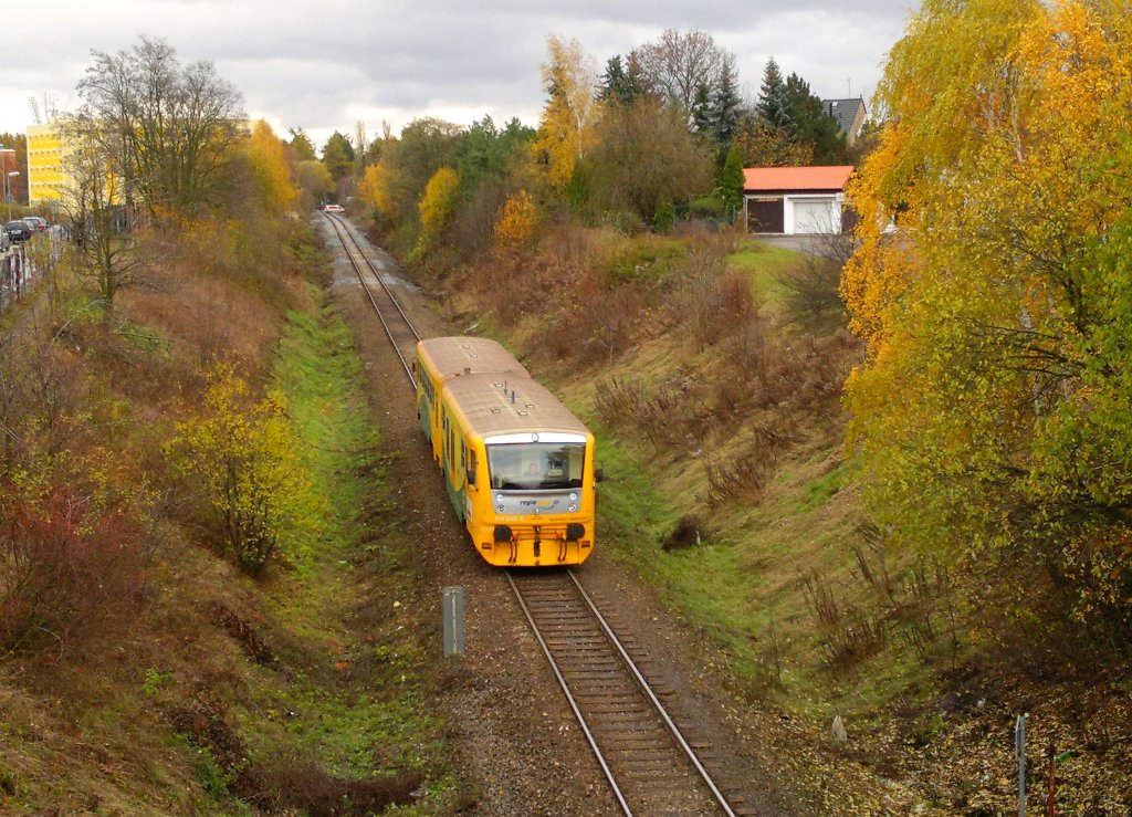 CD 914 045 kommt nach Bahnhof Kladno Město am 7.11.2012.