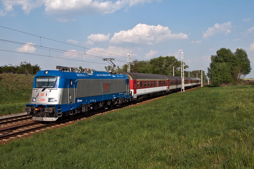 CD BR 380 012 bringt den EC 137  Moravia  (Bohumin - Budapest) nach Breclav. Die Aufnahme entstand am 23.04.2011.