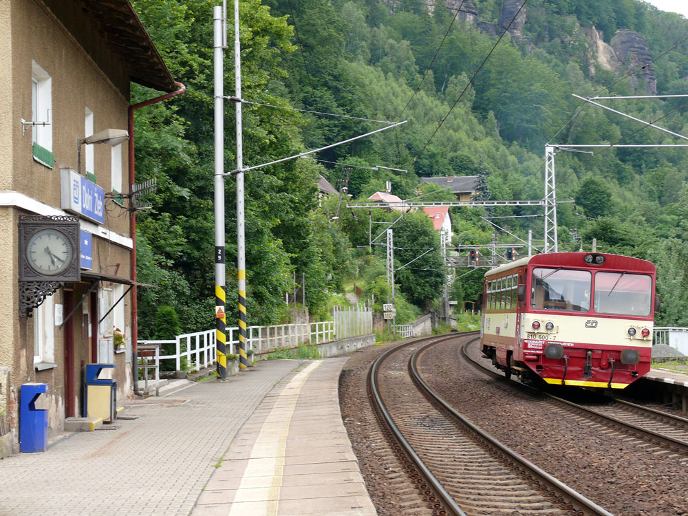 CD  Brotbchse  810 600 auf der Fahrt auf der Elbtalbahn ber die tschechisch-deutsche Grenze nach Bad Schandau; man beachte auch die noch funktionierende schne alte schsische Uhr am EG Doln leb (ehemals: Niedergrund (Elbe)); 23.06.2010
