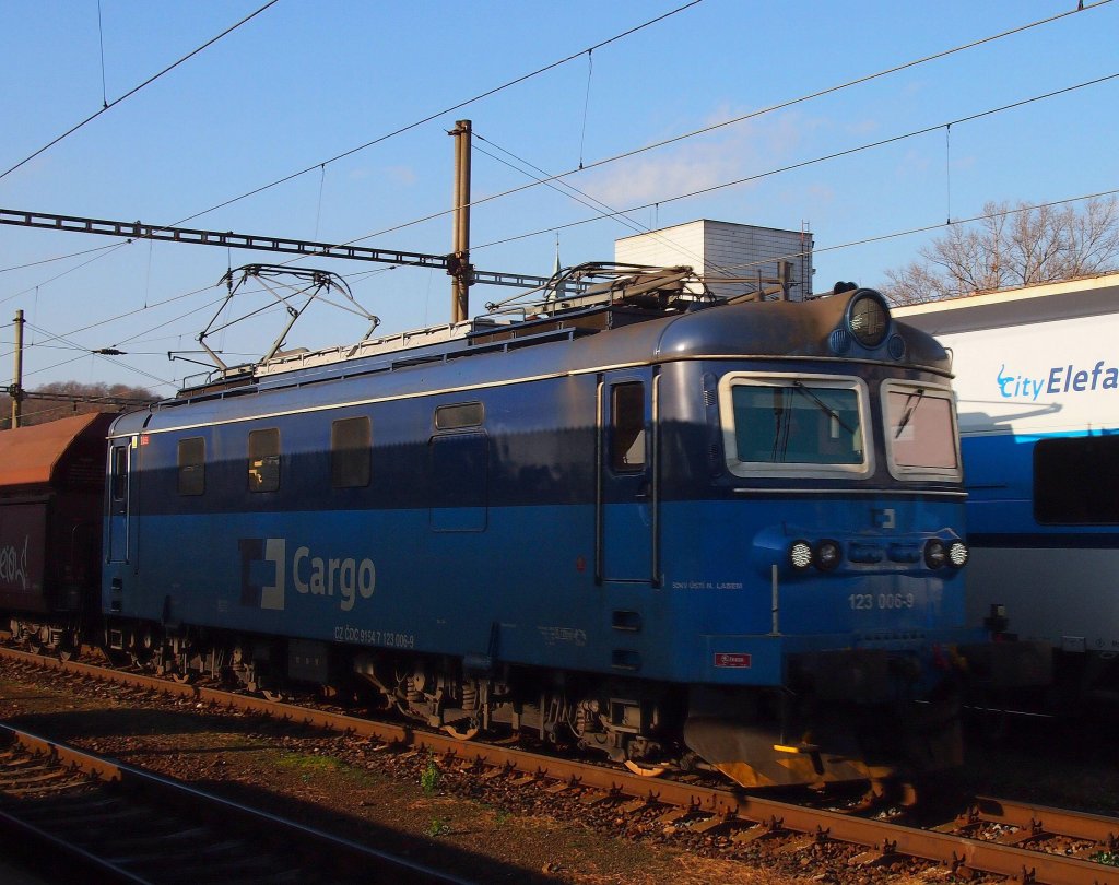 CD Cargo 123 006 auf Hbf. Kralupy nad Vltavou am 13.11.2012.