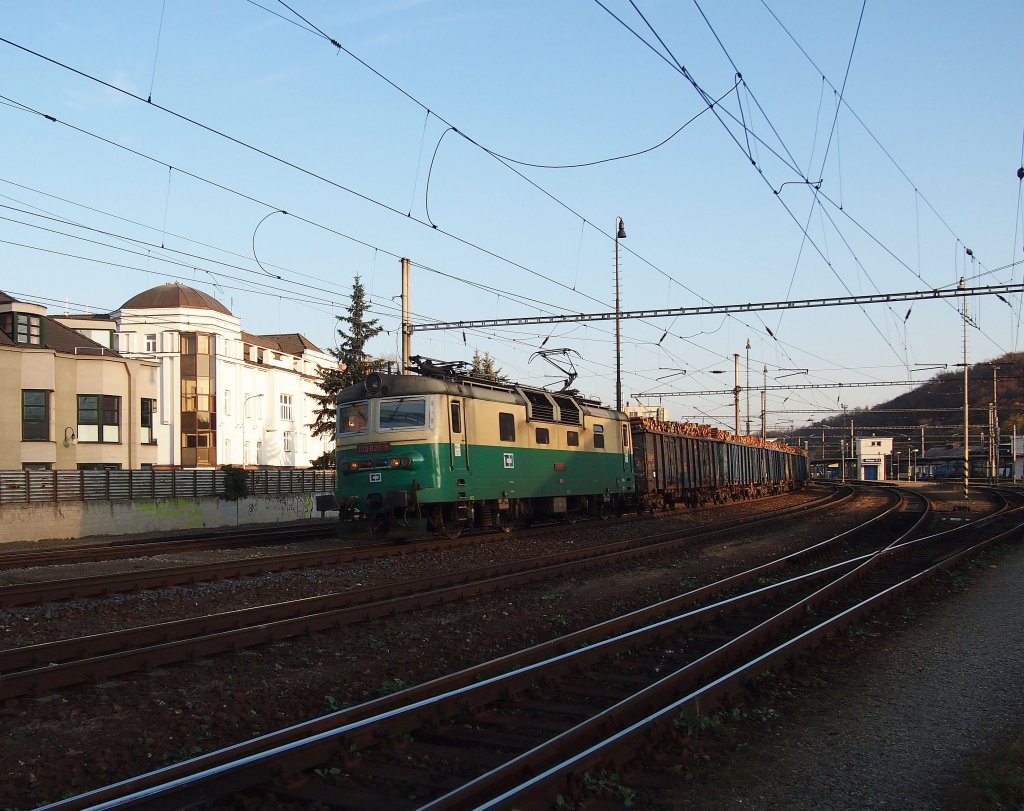CD Cargo 130 026 durchfhrt mit einem Gterzug den Bahnhof Kralupy nad Vltavou am 13.11.2012.