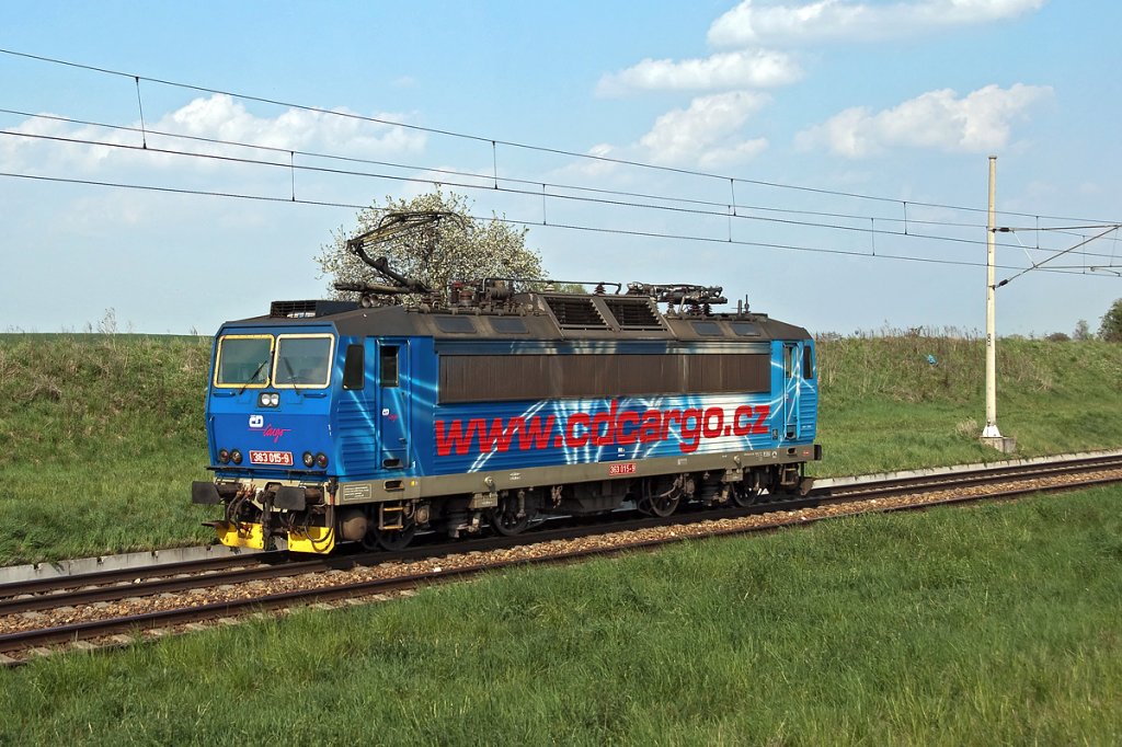 CD Cargo 363 015 fhrt als Lz Richtung Hrusky zastavka. Breclav, am 23.04.2011.