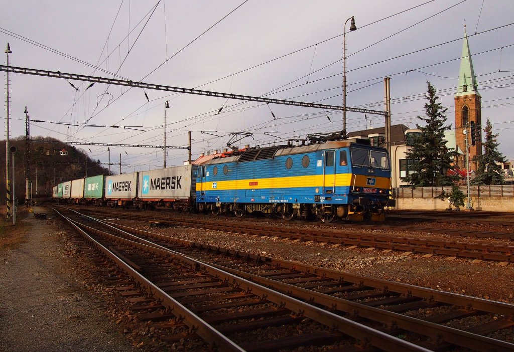 CD Cargo 363 065-5 fuhr mit einem Containerzug durch Hbf. Kralupy nad Vltavou am 31. 1. 2013.