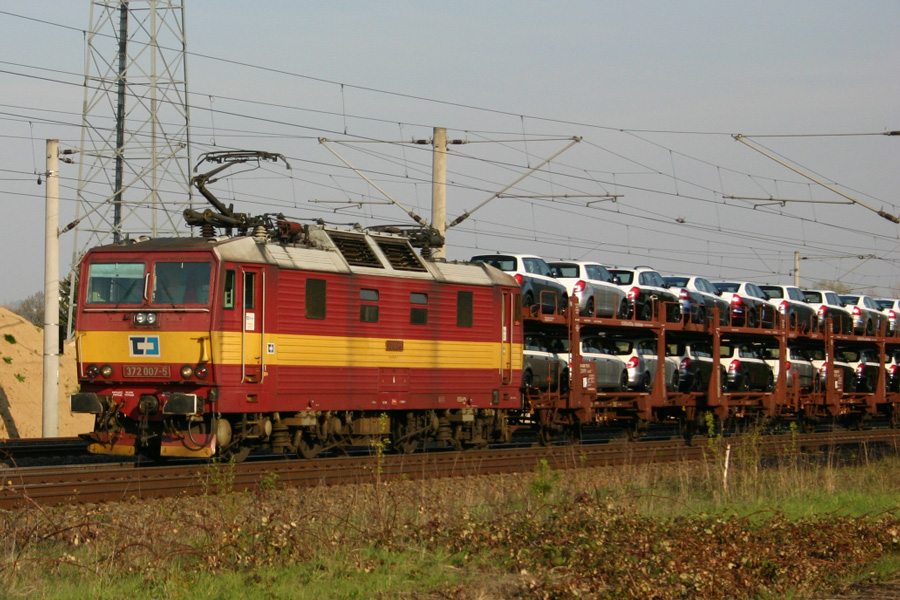 CD Cargo 372 007-5 mit Autozug zwischen Heidenau Grosedlitz und Heidenau Sd. 23.04.2010