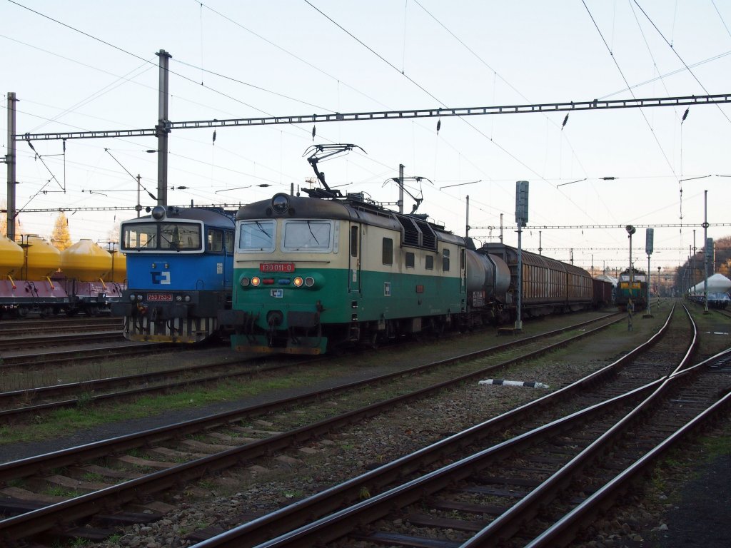 CD Cargo 753 753 + 130 011 mit Gterzug auf Hbf. Kralupy nad Vltavou am 13.11.2012.