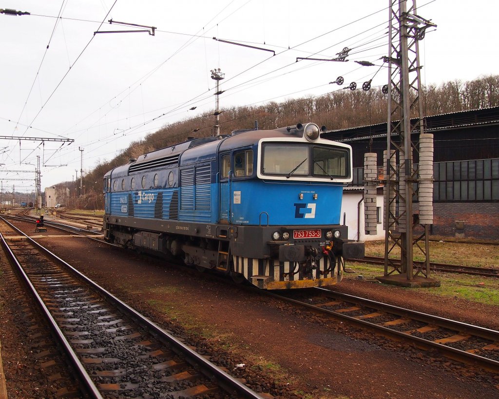 CD Cargo 753 753-3 durchfhrt mit den Hbf. Kralupy nad Vltavou am 31. 1. 2013.