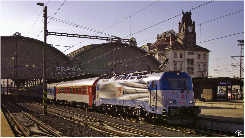 CD Skoda 380 008 mit IC 571 von Praha nach Breclav. 
Praha 7.2.2011