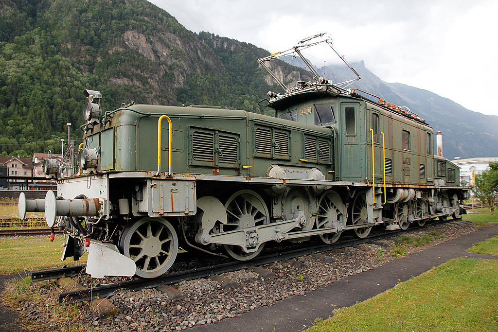 Ce 6/8 II 14270 Denkmal-Lok in Erstfeld. Kein Wunder, nennt man diese Maschinen  Krokodil . Aufnahme vom 11. Juli 2010, 16:54