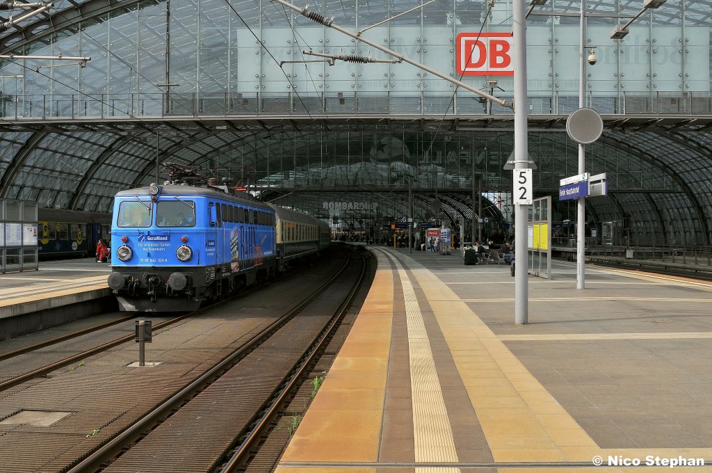 Centralbahn 1042 520-8 mit einem Teil des Glaspalastes (Berlin Hbf 18.09.10)