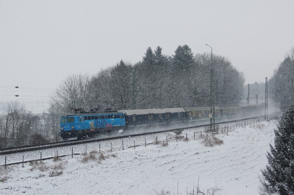 Centralbahn 1042 520-8 zieht am 12.01.13 den Lessing Express durch Aling.
