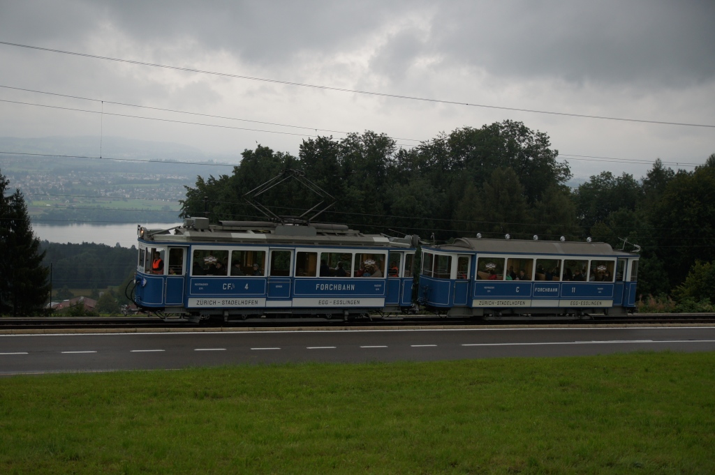 CFe 2/2 4 und C 11 befinden sich am 2.9.12 anlsslich der Jubilumsparade 100 Jahre Forchbahn unterhalb von Scheuren.