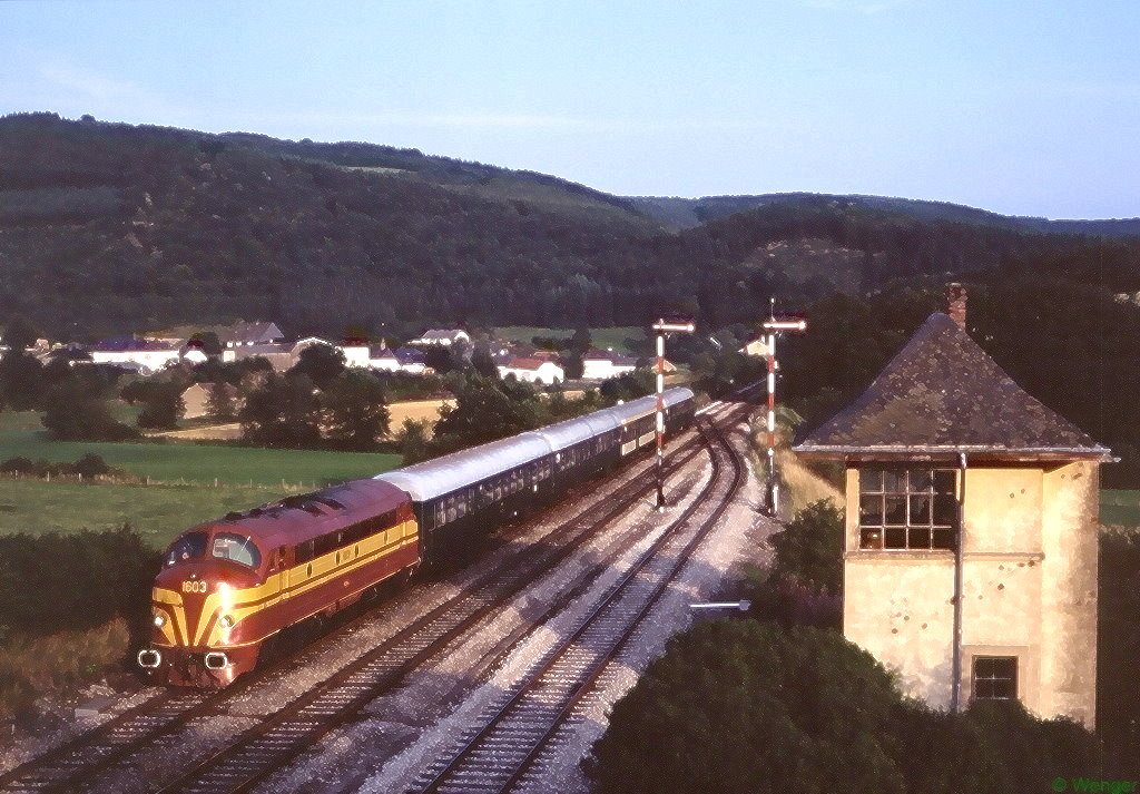 CFL 1603 bei Wilwerwiltz mit dem abendlichen Nahverkehr 1739 nach Troisvierges, 19.08.1989.